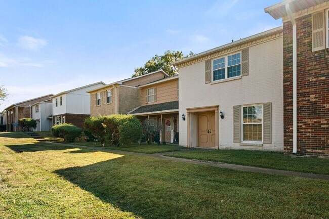 Building Photo - 1301 Neelys Bend Rd