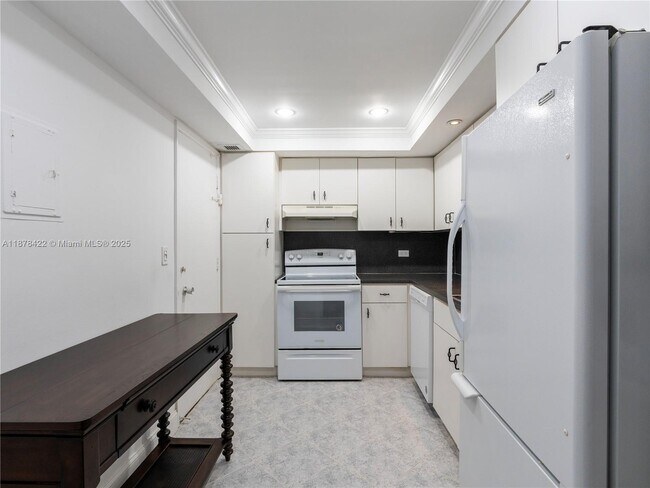 Building Photo - 5005 Collins Ave