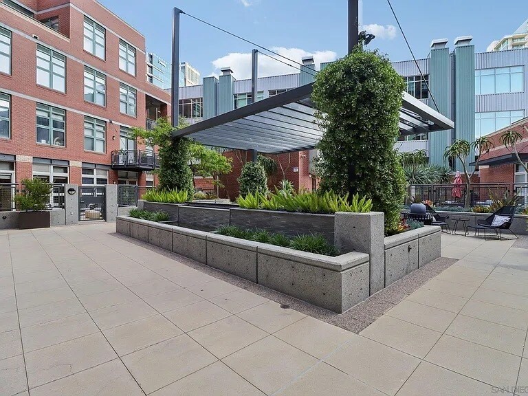 common area, with 2 fire pit table, and bbq area - 877 Island Ave