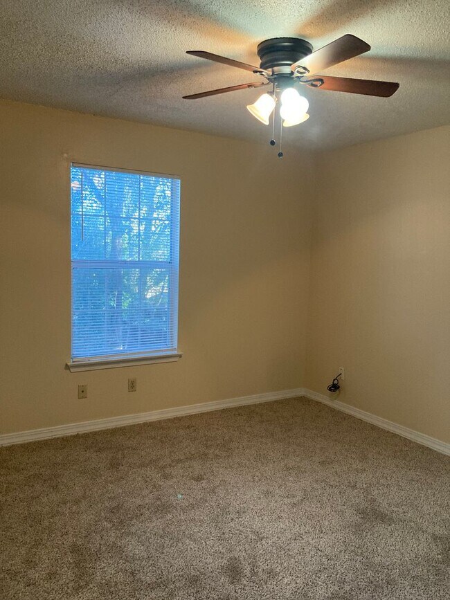 Building Photo - 695 Lloyd St