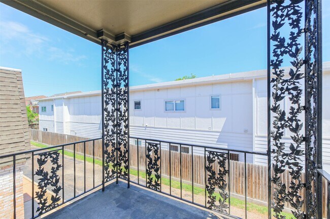 Building Photo - 5922 Fairdale Ln