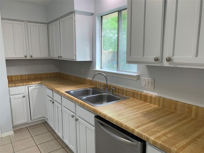 Building Photo - 6903 Harpers Dr