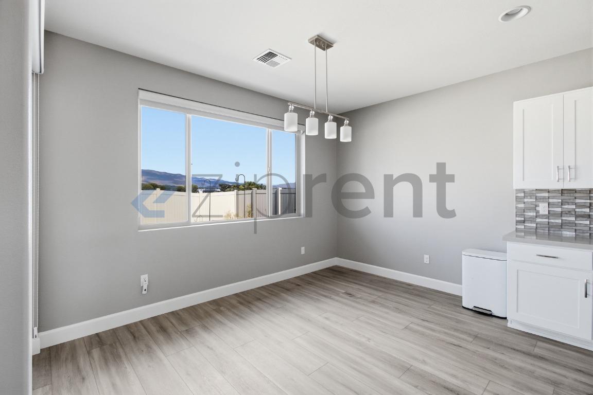 Building Photo - Unit