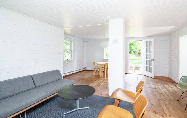 Building Photo - 706 Springs Fireplace Rd