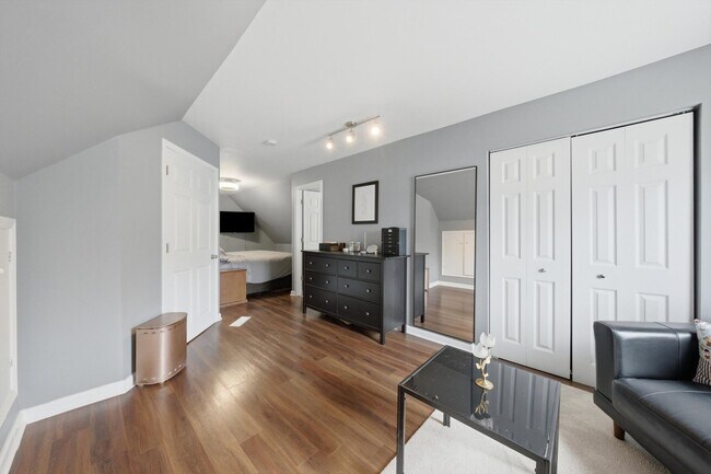 Building Photo - 437 W 44th Pl