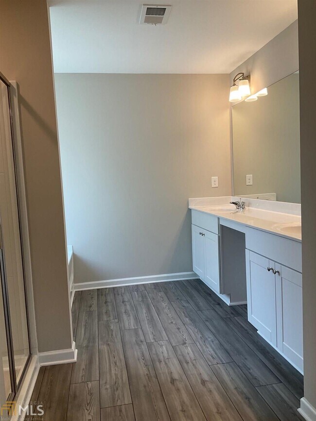 Building Photo - 2066 Pine Tree Dr