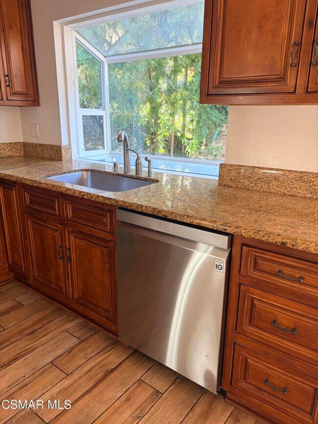 Building Photo - 1075 Triunfo Canyon Rd