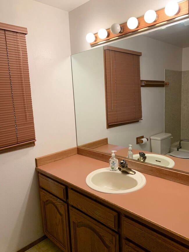 Building Photo - Oceanview 3BR 2.5BA | HUGE GARAGE | Washer & Dryer  | Dogs OK! >>> AVAILABLE NOW!