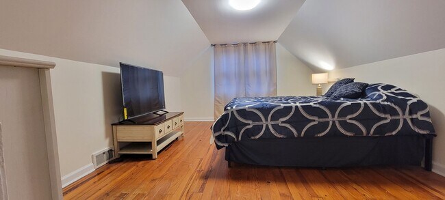 Building Photo - Walking distance to UD - Pending Applicati...