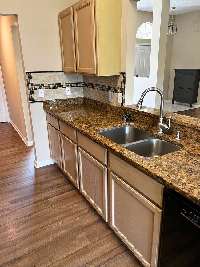 Building Photo - Charming 4/2 with fenced in yard