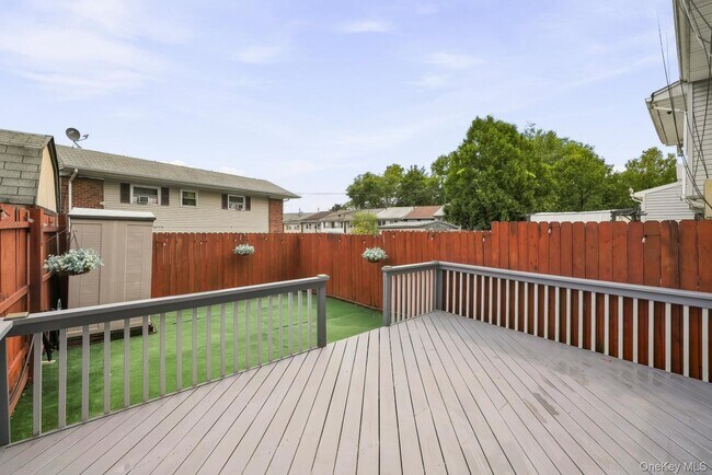 Building Photo - 71 Roosevelt Dr