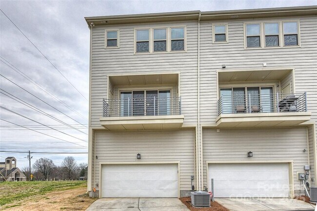 Building Photo - 2635 Statesville Ave