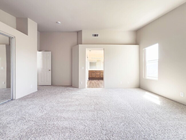 Building Photo - RARE 6 BEDROOM HOME FOR RENT IN OPTIMUM LO...