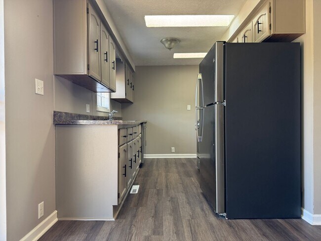 Building Photo - Bright and spacious split-entry home with ...