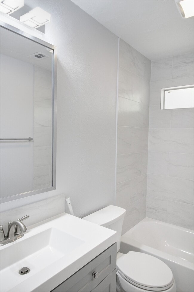 Building Photo - 28 E Brookberry Ct