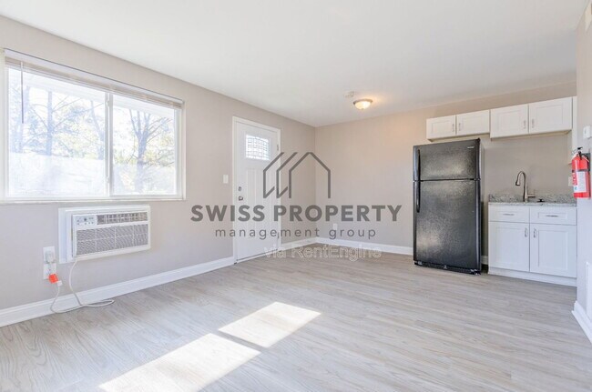 Building Photo - 2485 Deming Ave