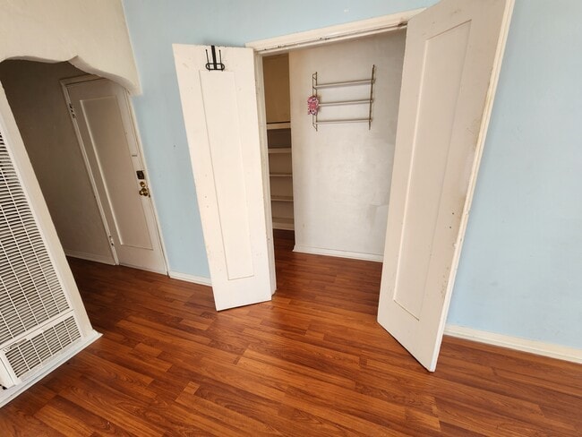 Building Photo - 126 N Almont Dr