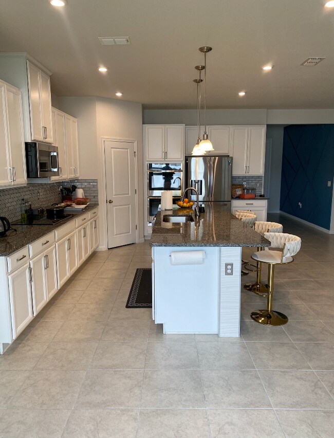 Building Photo - 100 Lavenna Ave