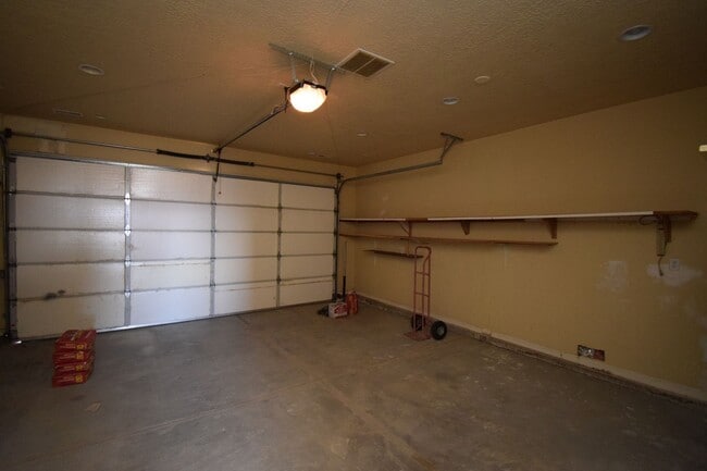 Building Photo - Charming Lakeview 3 Bed Home Near Schools & Churches!!