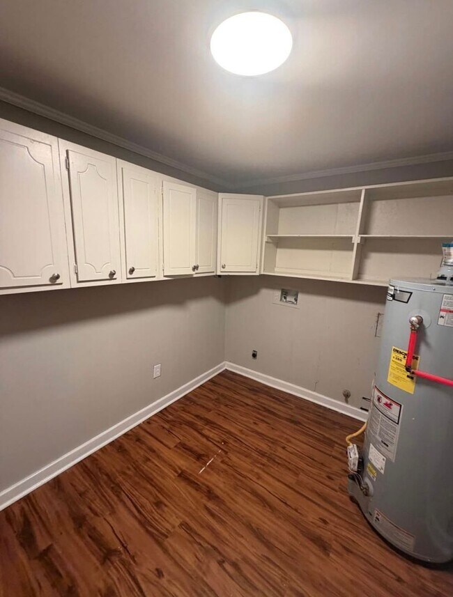 Building Photo - 3 Bedroom 2 Bathroom For Rent