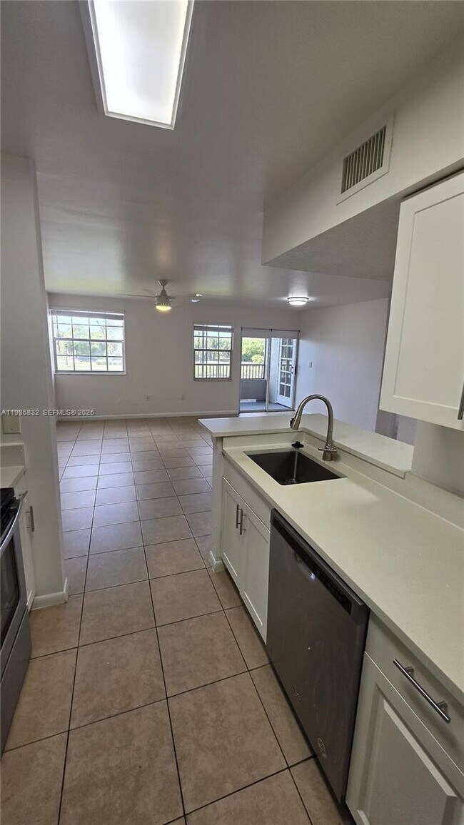Building Photo - 2881 N Oakland Forest Dr