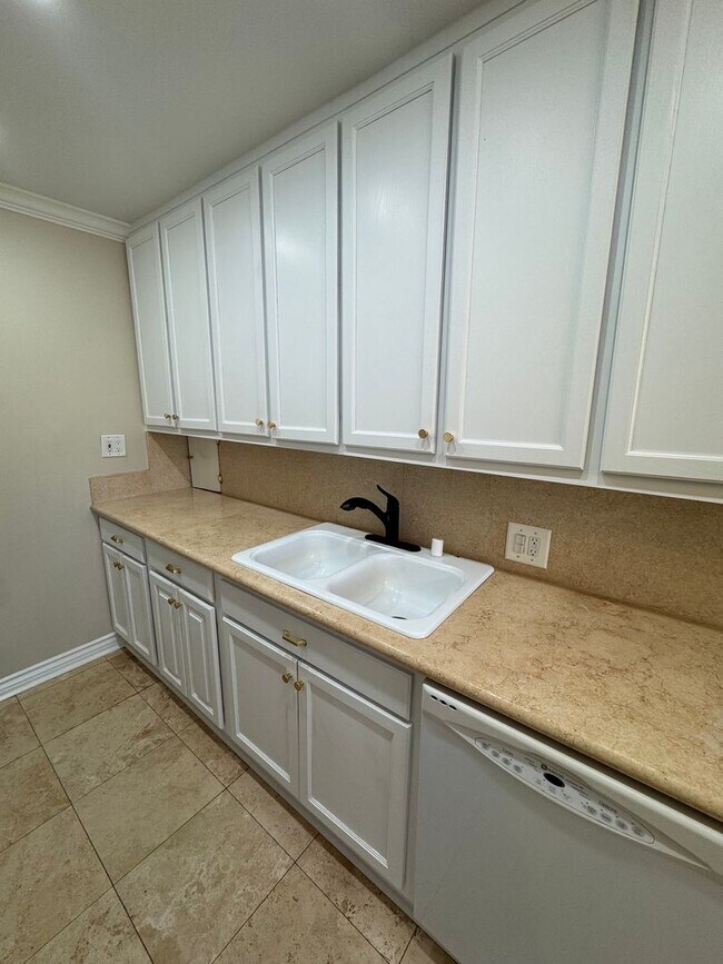 Building Photo - Beautiful Spacious Top Floor Condo 1 bed - 1 bath with parking in Burbank