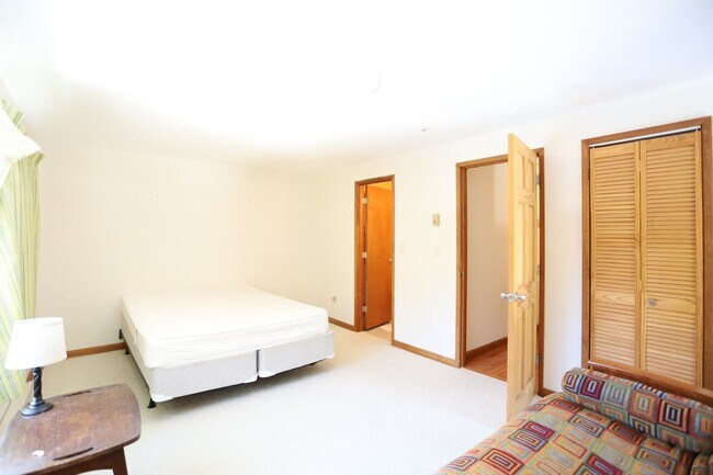 Building Photo - 52 Orris Rd