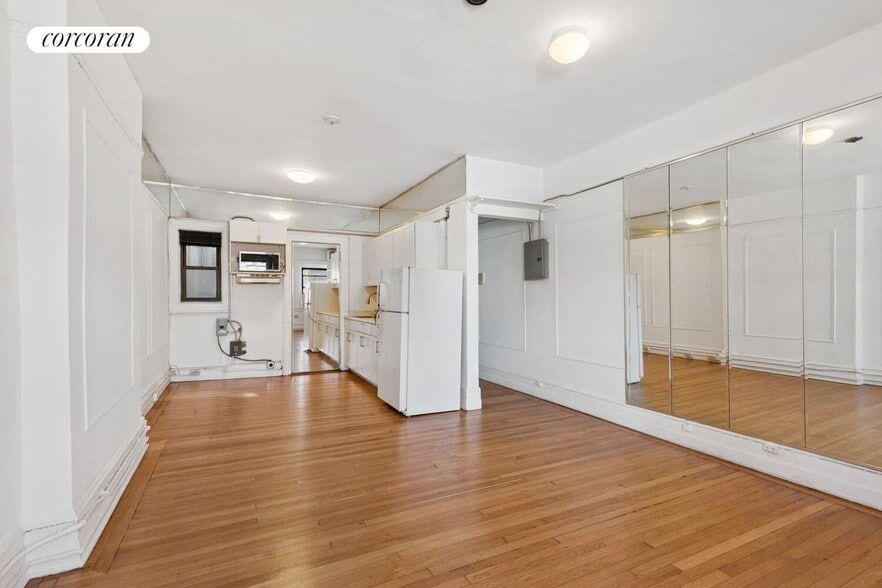 Building Photo - 118 Montague St