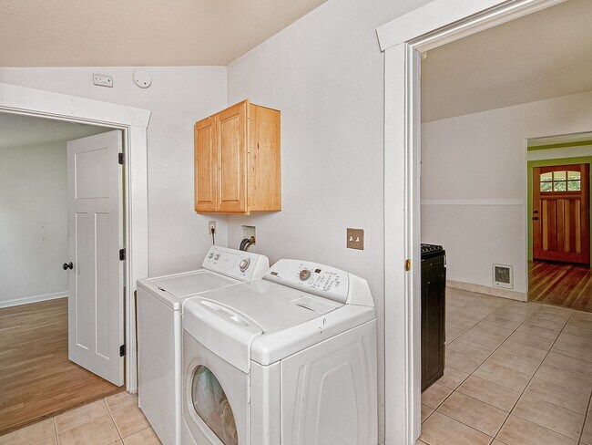 Building Photo - Adorable, vintage 1924 2-bdrm/1-bath w/ fe...