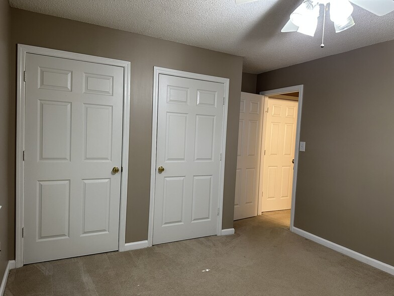 Building Photo - 100 WOODSTONE Dr