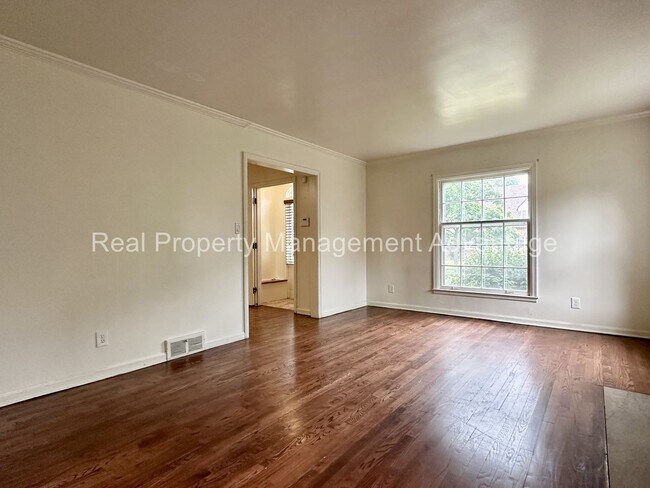 Building Photo - Charming Colonial-Style Home in the Desira...