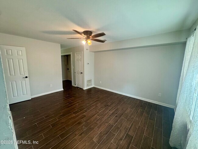 Building Photo - 707 Rainer Rd