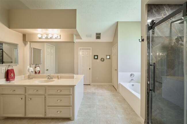 Building Photo - 121 April Waters Dr N