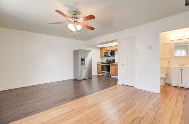 Building Photo - 1501 E Roosevelt St