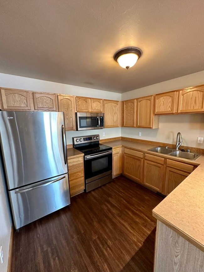 Primary Photo - Spacious & Updated Townhome in Broadwater ...