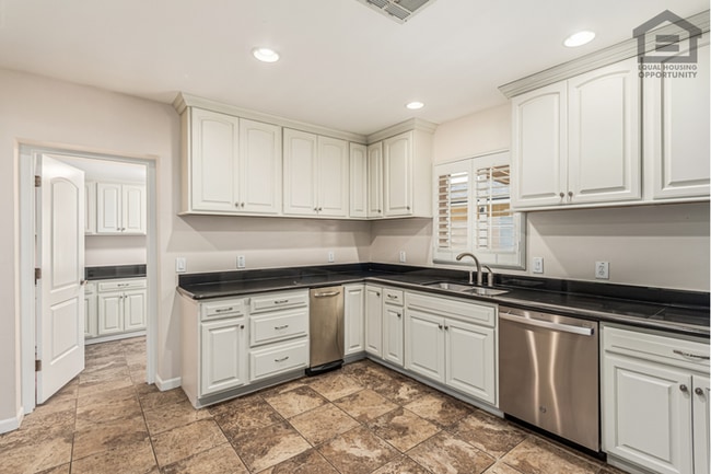 Building Photo - 3Bed/3Bath House at Thomas/7th Ave! Ready for Immediate Move-In! -- NO HOA! FULLY REMODELED!