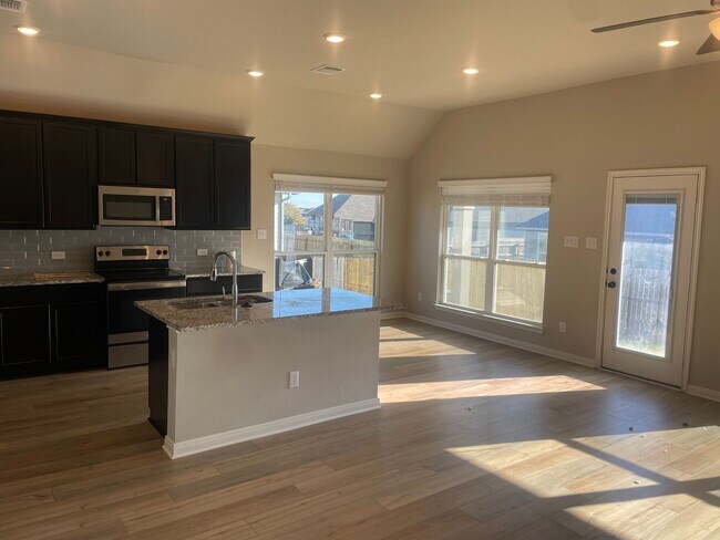 Building Photo - 7809 Montclair Dr