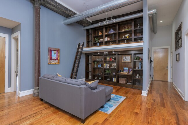 Building Photo - 415 E Market St