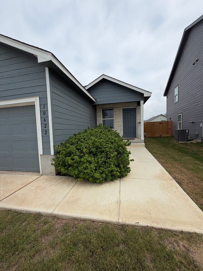 Building Photo - Move in Special! All Appliances included!!