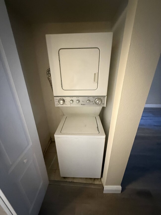 Building Photo - 2460 NW 33rd St