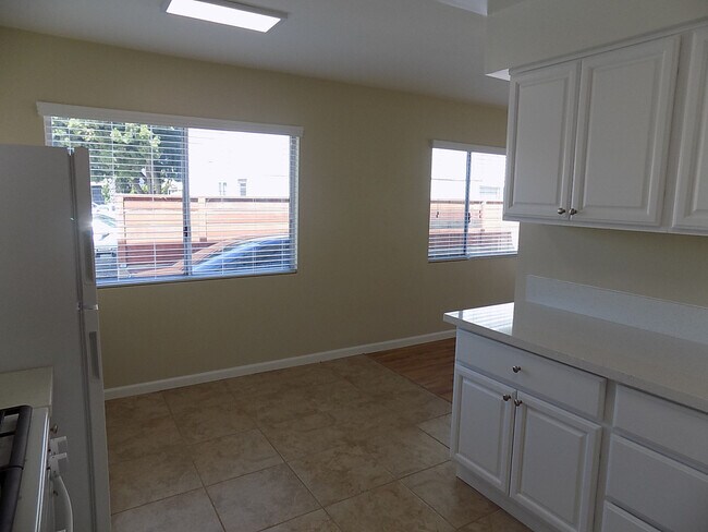 Building Photo - m497 - Mateer