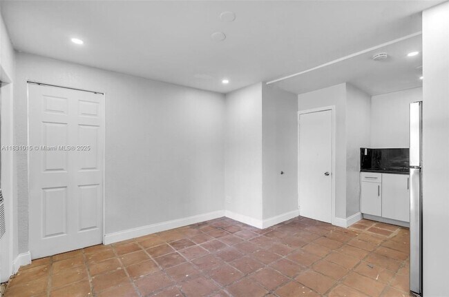 Building Photo - 1045 NE 131st St