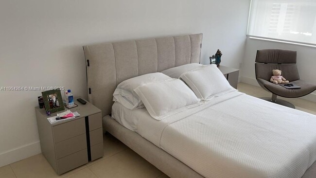 Building Photo - 1420 Brickell Bay Dr