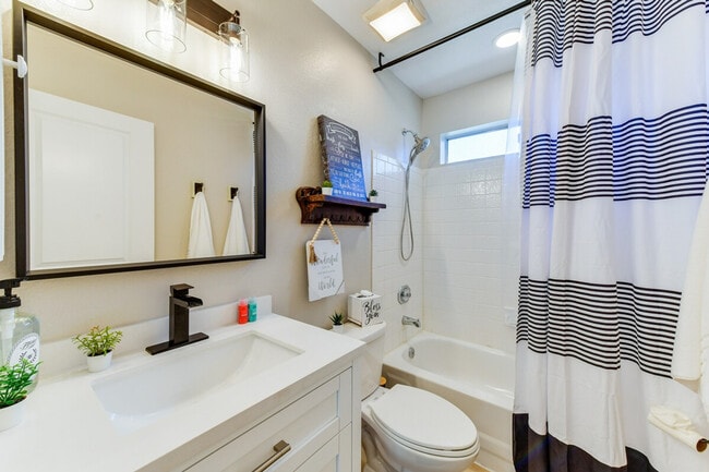 Building Photo - 1120 N Val Vista Dr