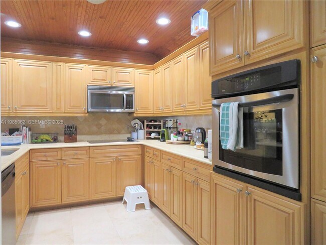 Building Photo - 201 Crandon Blvd