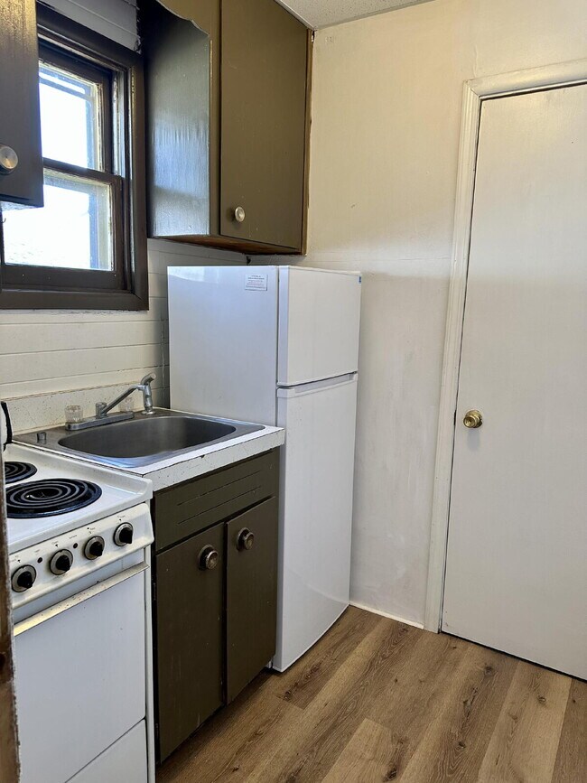 Building Photo - "Charming Studio Retreat with Modern Comforts in Virginia, MN!"