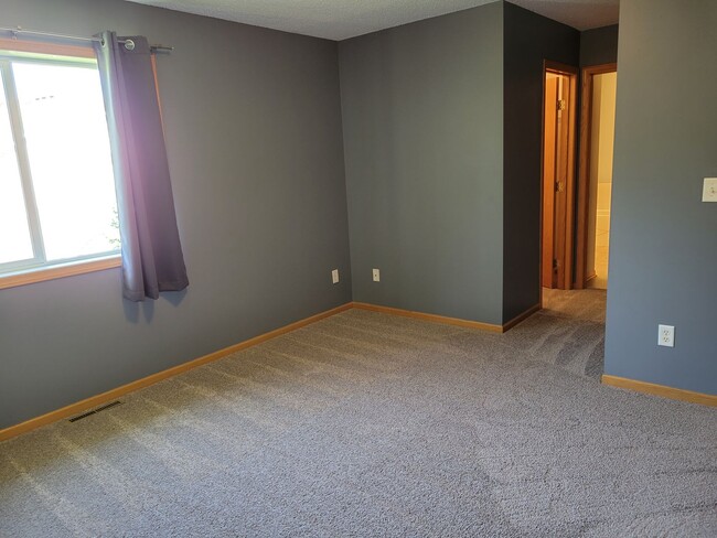 Building Photo - Spacious End Unit Townhouse