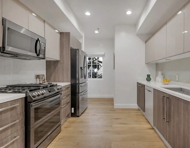 Building Photo - 851 N San Vicente Blvd