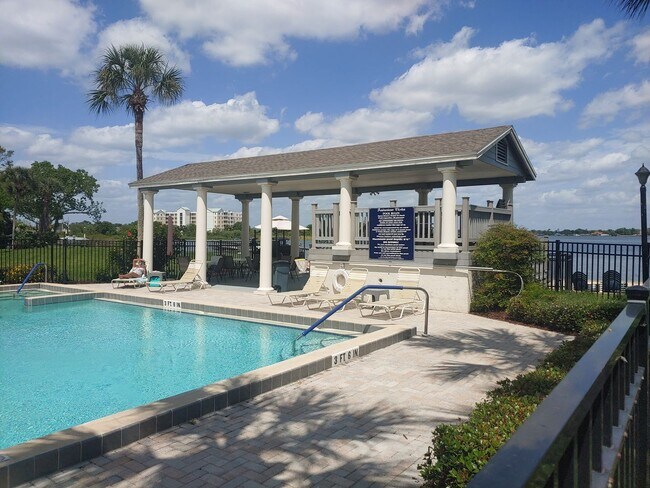 Building Photo - 2/2 condo for rent on Lake Fairview!