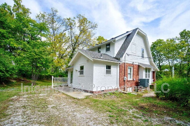 Building Photo - 4226 NE Antioch Rd